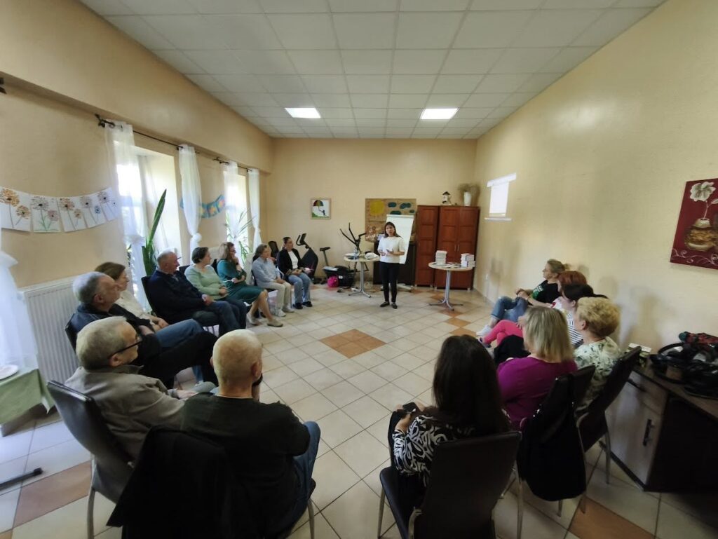 Karolina Jurga prowadzi warsztat z opiekunami osób chorych na Alzheimera