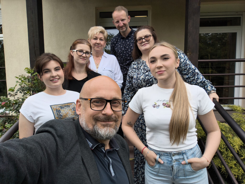 Grupa osób członków stowarzyszeni Retrospektywa w Koninie